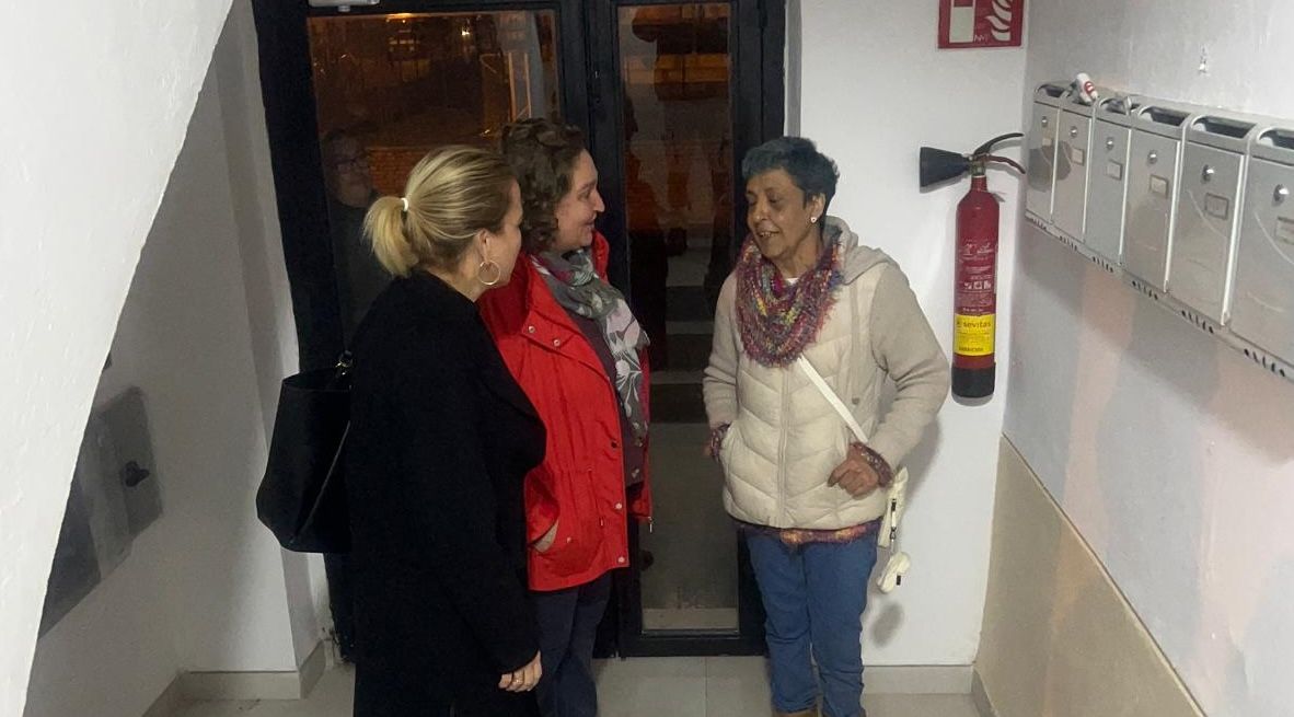 Las delegadas Yéssika Quintero y Belén de la Cuadra, con la familia afectada por la caída de un techo en La Asunción.