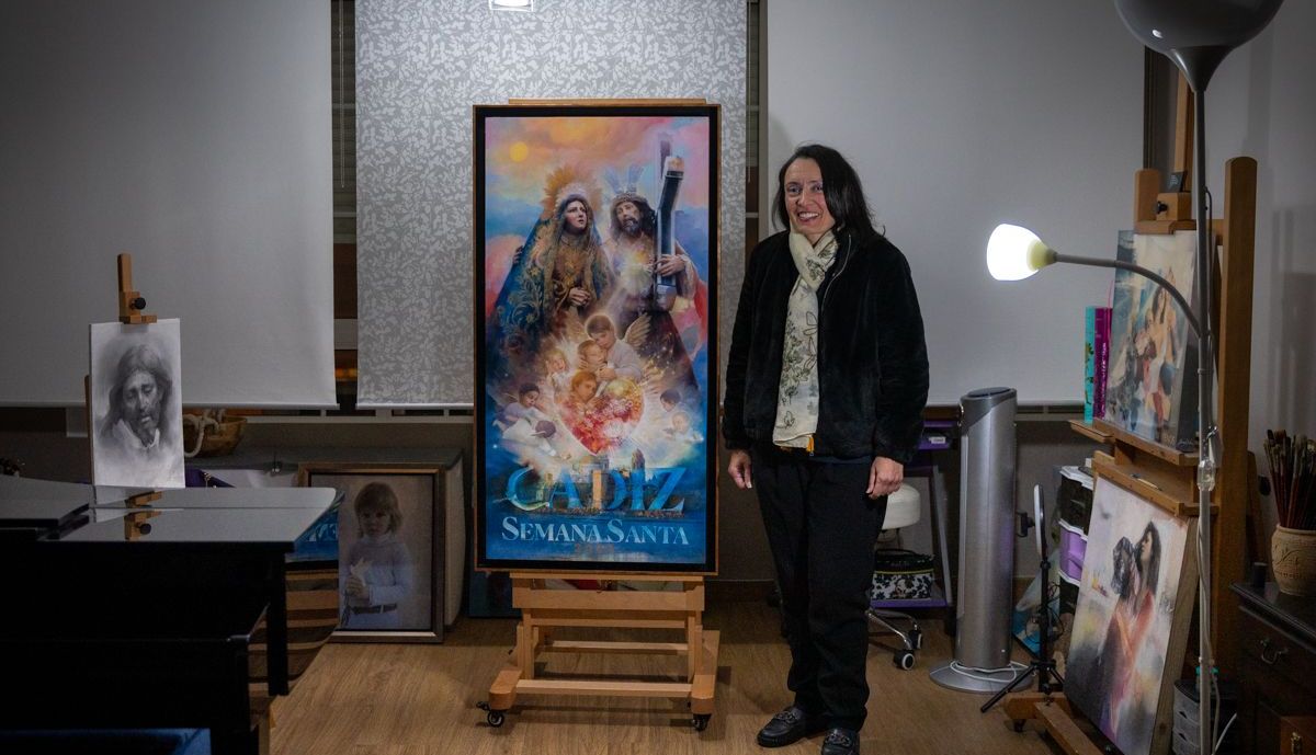 El cartel y su autora en su estudio con los bocetos previos.