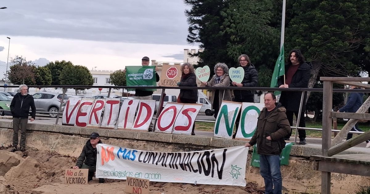 Protesta por los vertidos en la playa de Bonanza de Sanlúcar.