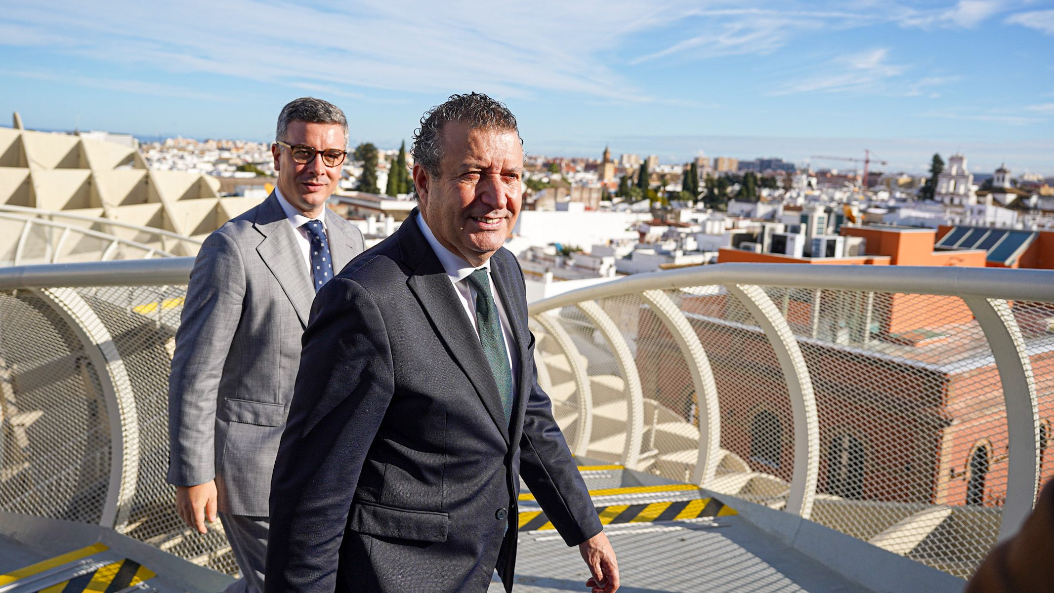 Javier Fernández, presidente de la Diputación de Sevilla, con Rodríguez Hans en las Setas de la Encarnación, este viernes.