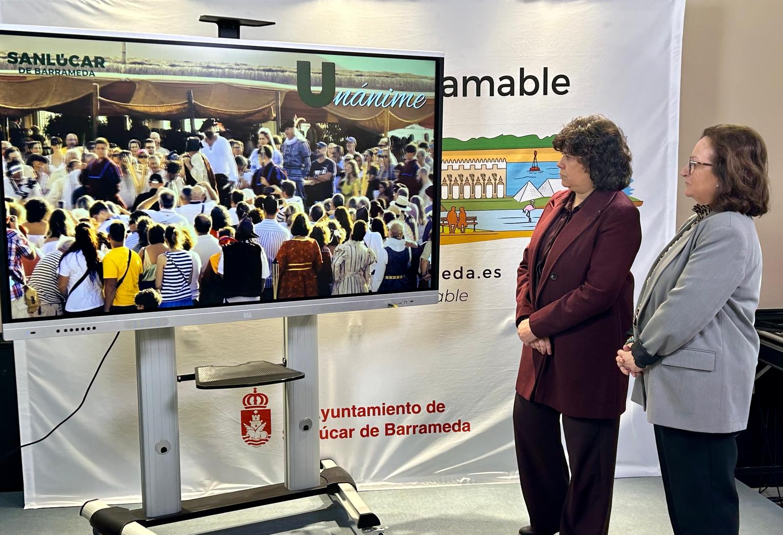 La alcaldesa, Carmen Álvarez, presenta el vídeo promocional de Sanlúcar para Fitur 2026.