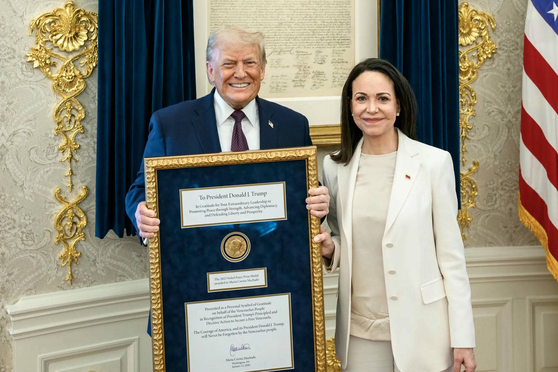 María Corina Machado entrega su Premio Nobel a Trump en la Casa Blanca.