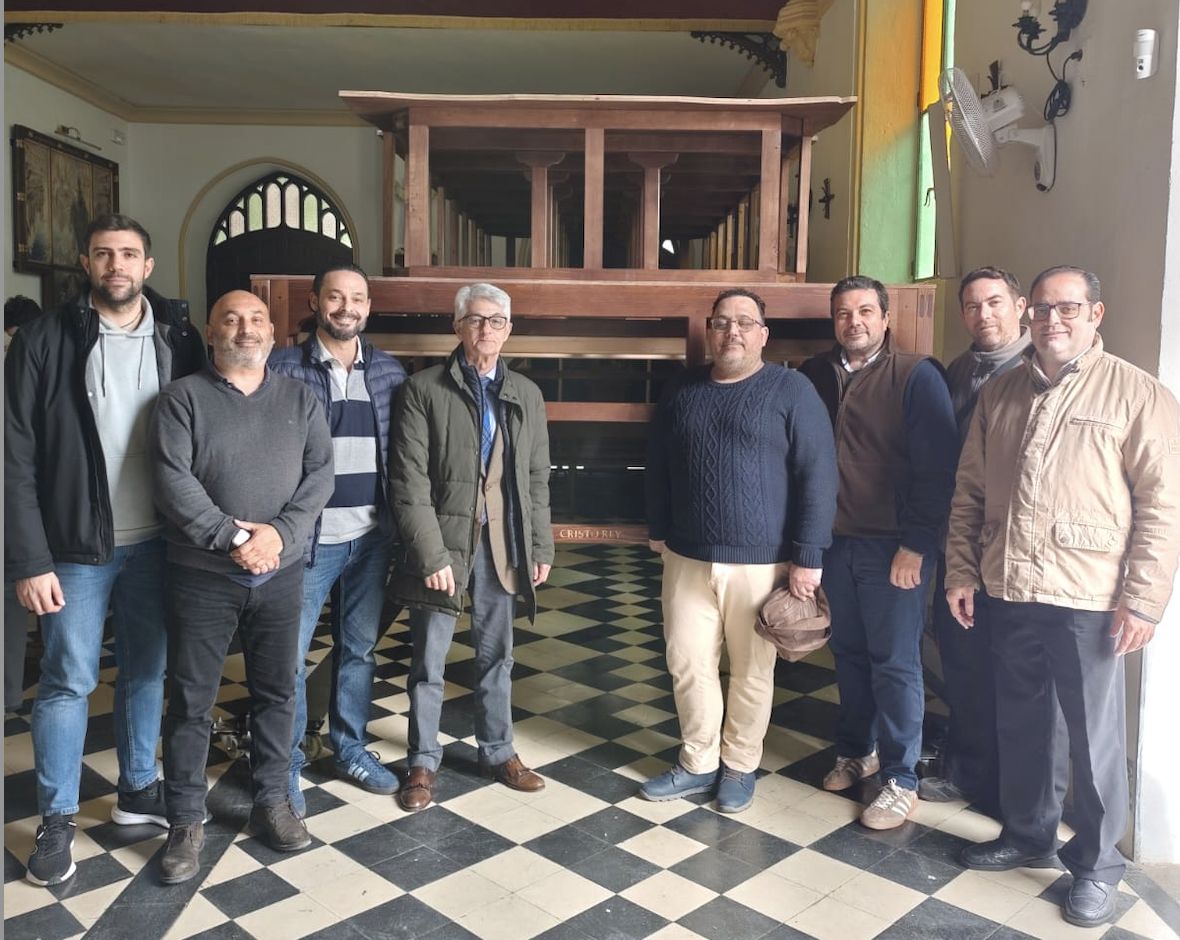 El hermano mayor, el artesano encargado del trabajo y oficiales de la junta de la hermandad ante la nueva parihuela en la capilla de la Escuela de San José.