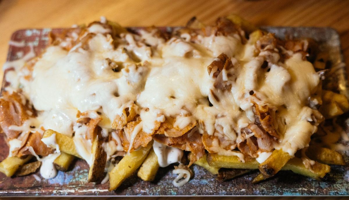 Tabla de patatas con queso.