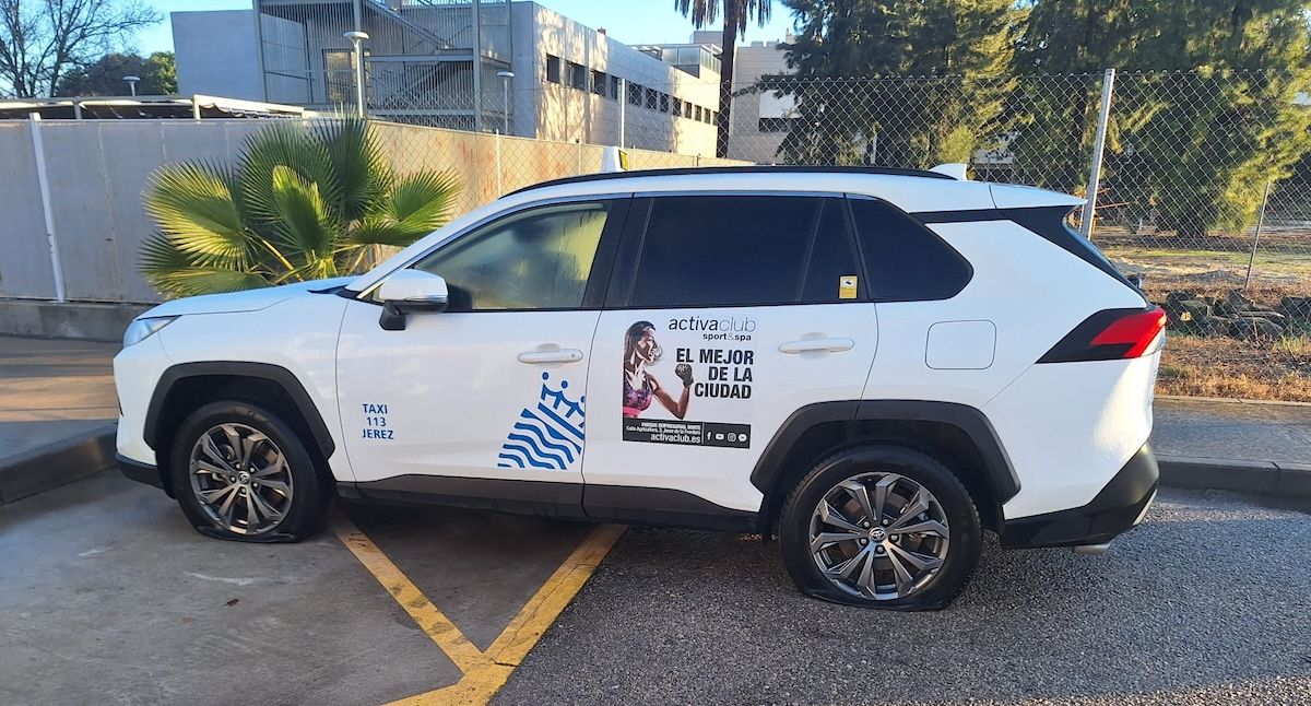 Uno de los taxis pinchados de madrugada en Jerez.