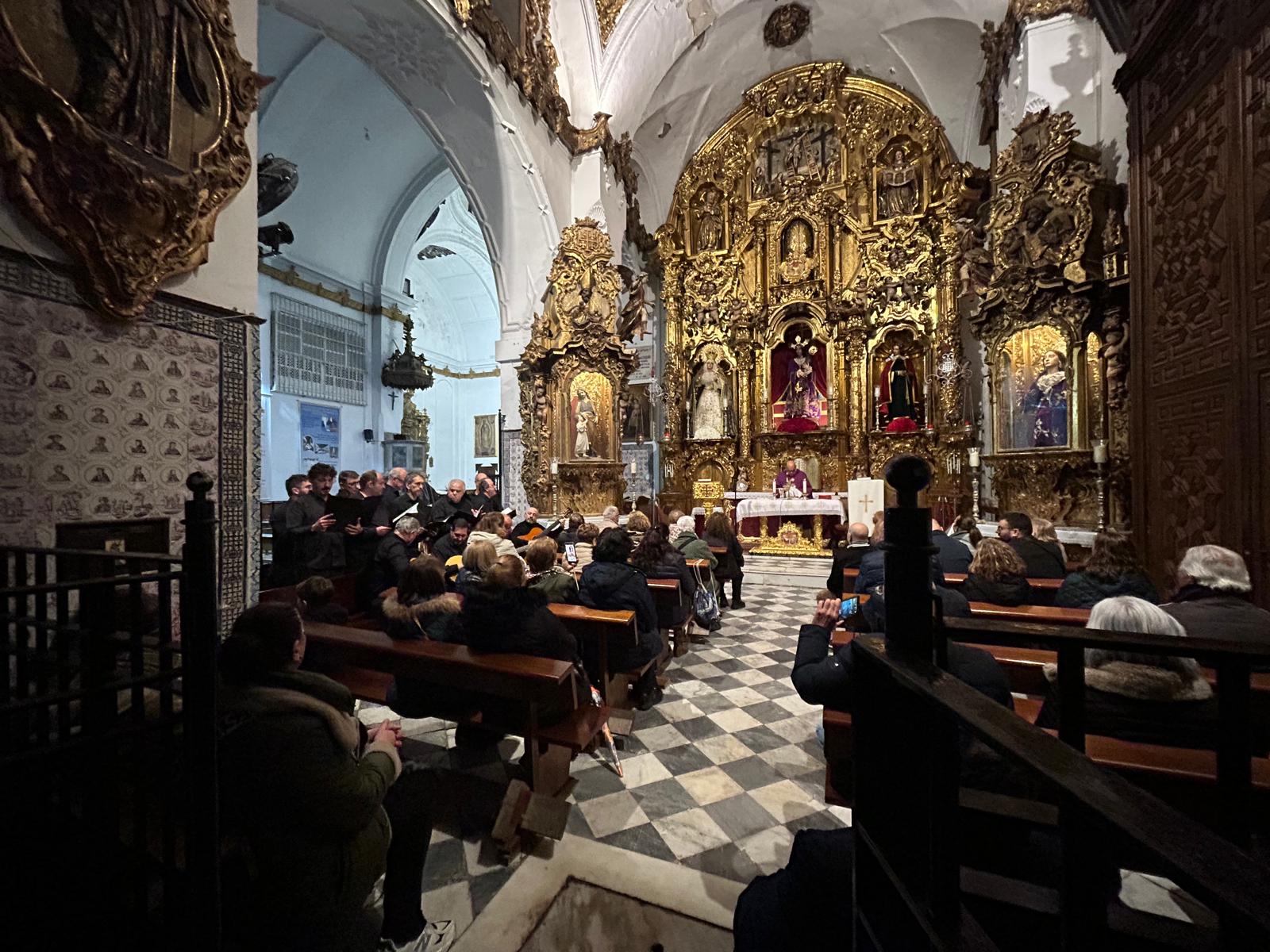 Celebración de la misa por Paco Alba en la capilla de Santa María. 