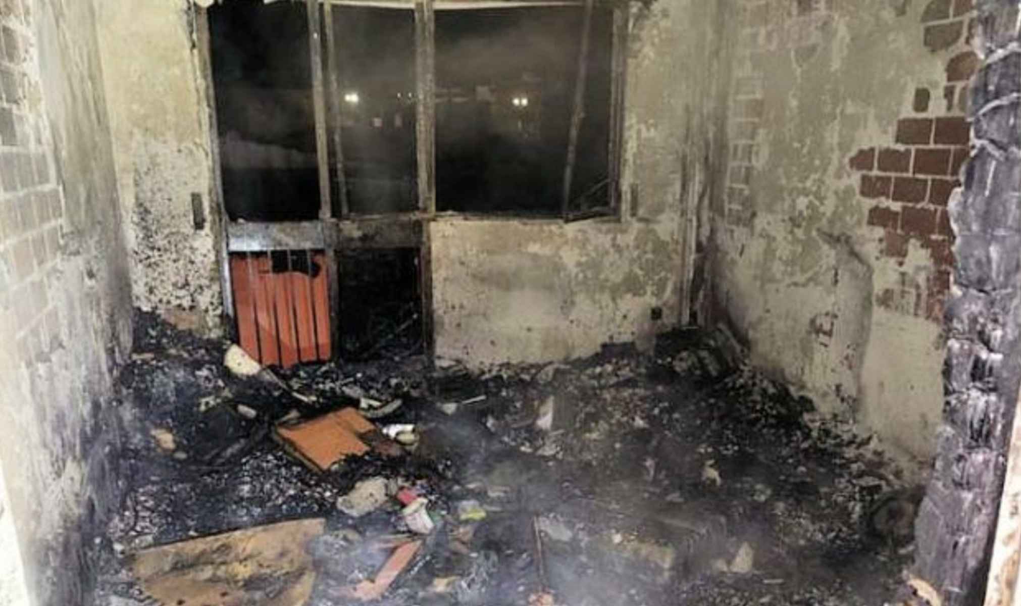 Imagen de una de las habitaciones de la vivienda incendidada en Cabra (Córdoba).