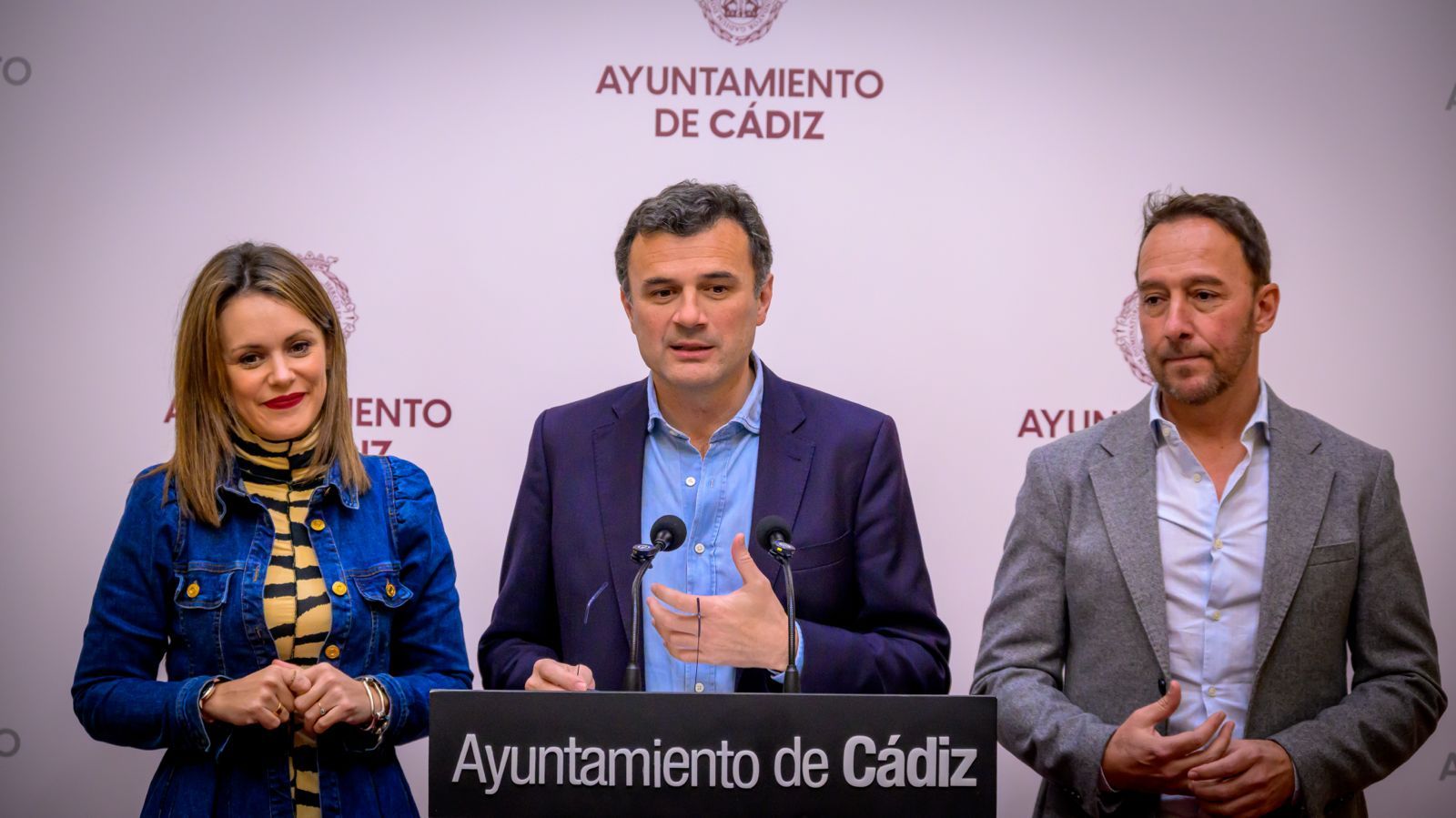 El alcalde de Cádiz, Bruno García, con los delegados Beatriz Gandullo y José Manuel Cossi.
