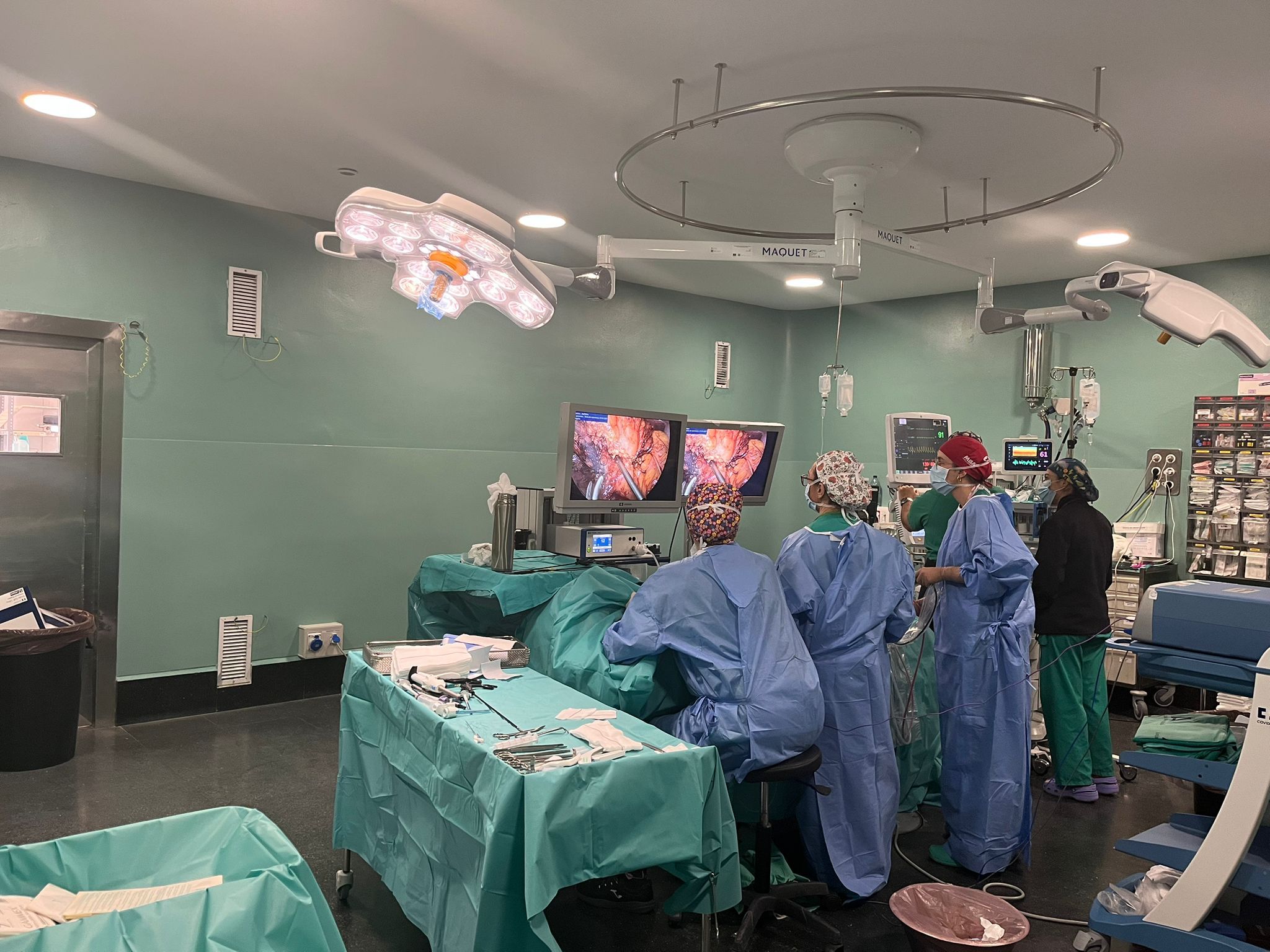 Una intervención en un quirófano renovado del Hospital de Jerez.