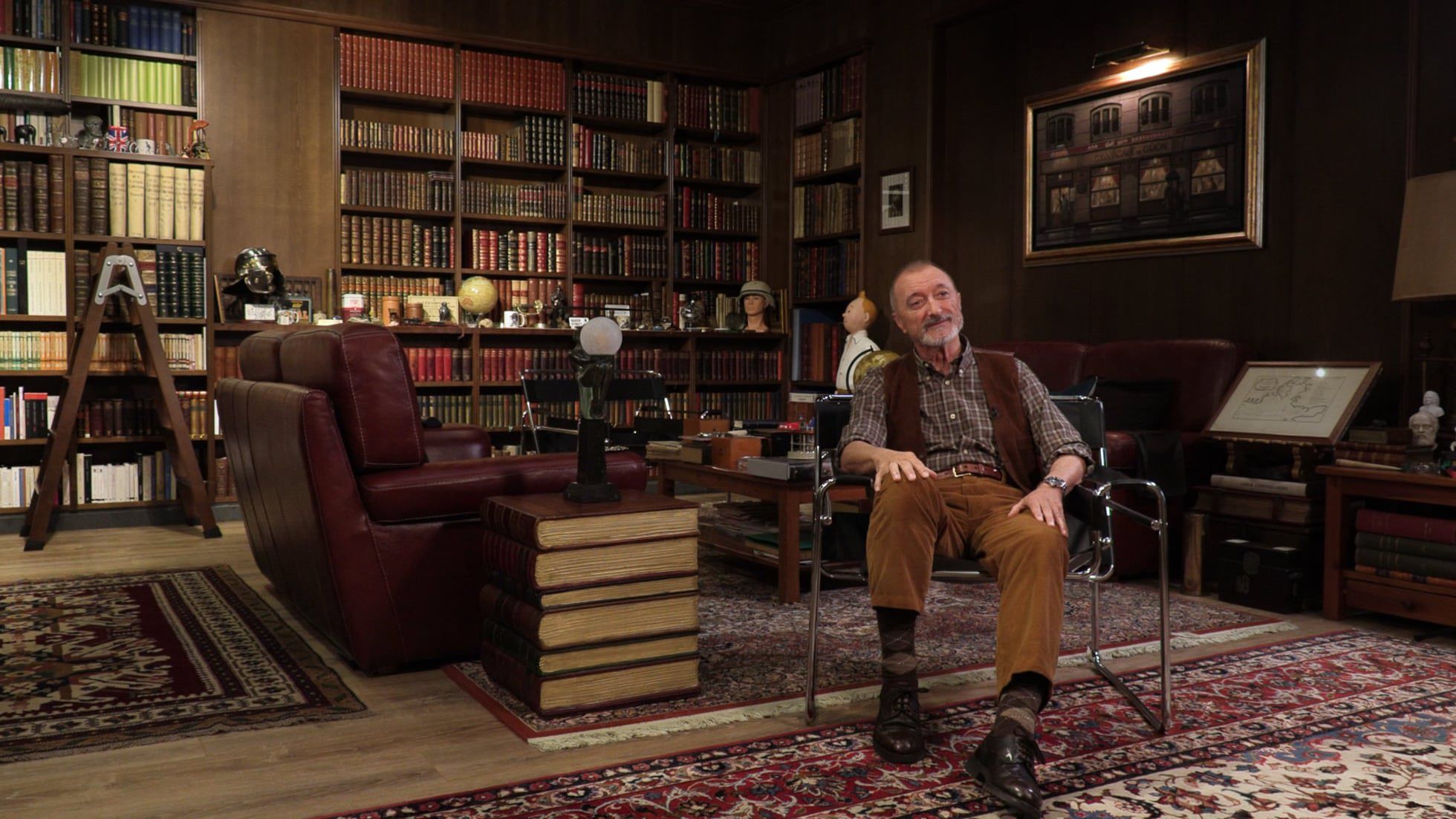 Arturo Pérez Reverte. en su biblioteca.