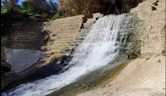 El azud del río Pudio, en Mairena del Aljarafe, rebosante de agua.
