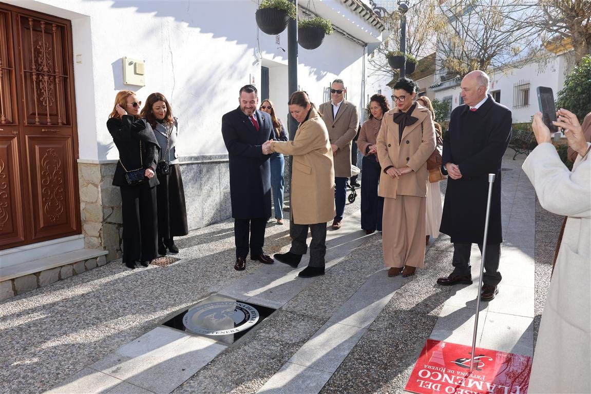 Sara Baras, emocionada al descubrirse su placa en el 'paseo de la fama' de Paterna.