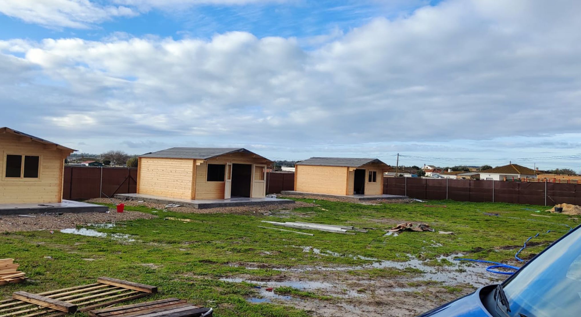 El Ayuntamiento precinta parcelaciones ilegales en el camino de Roma para frenar asentamientos irregulares en suelo protegido.