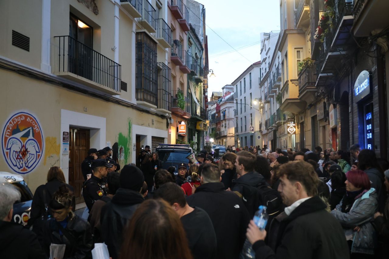 Encierro en la sede de Málaga Acoge, vendida a un fondo israelí.