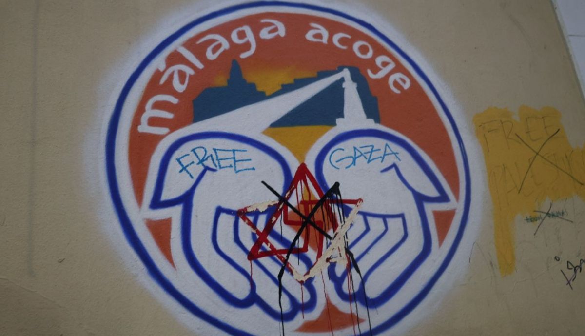 Pintada contra Israel en el logo de Málaga Acoge.
