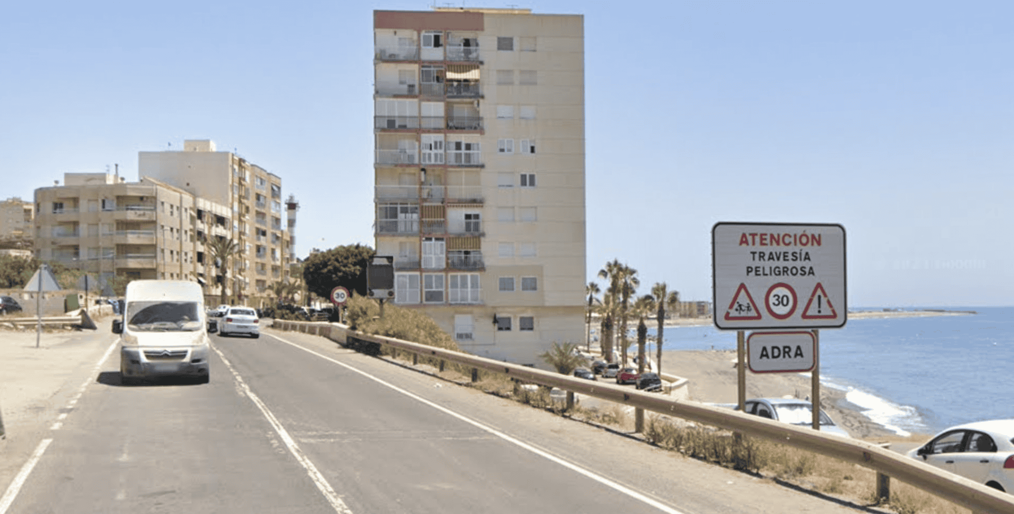 Entrada al municipio almeriense de Adra, donde tuvo lugar el secuestro.