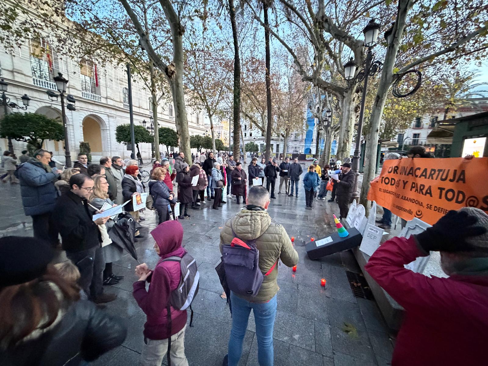Escenificación de la muerte del Canal, frente al Ayuntamiento de Sevilla.