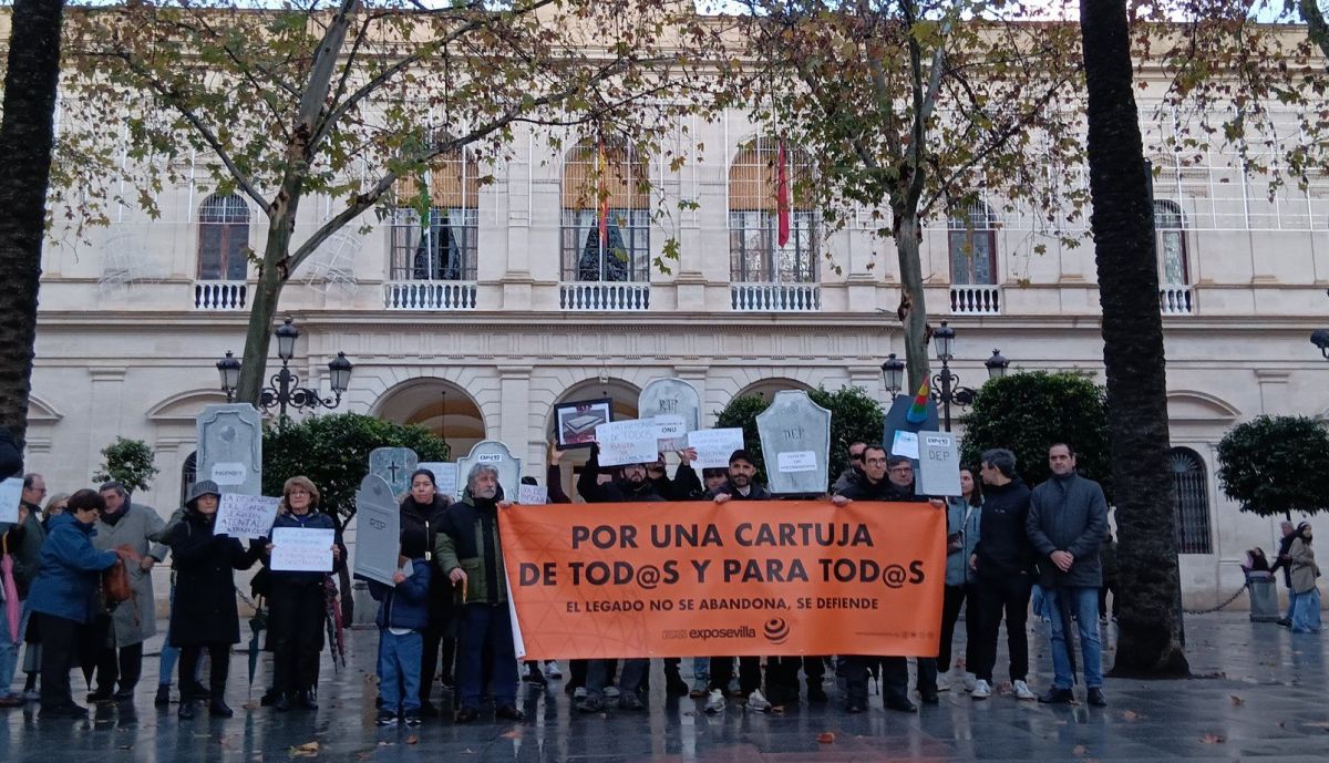 Protesta frente al Ayuntamiento de Sevilla de la asociación Legado Expo.
