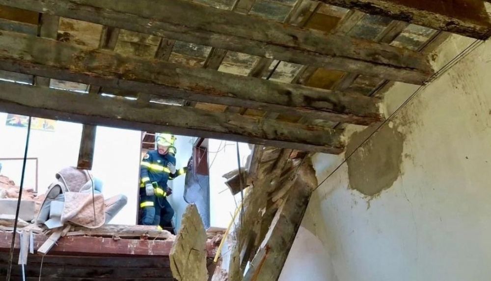 El techo caído de la casa de Puerto Real, con dos personas mayores dentro.