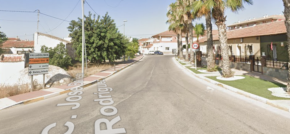 Entrada a Valladolises, la pedanía de Murcia donde falleció la menor.