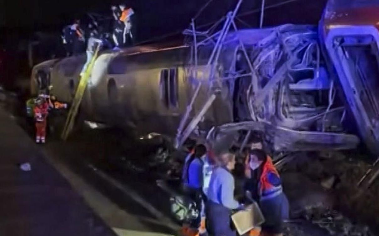 Servicios de emergencias auxiliando a los heridos por el descarrilamiento del tren en Adamuz.