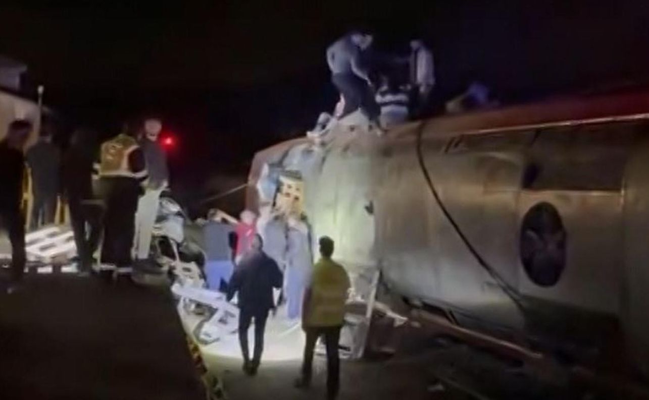 Servicios de emergencias atienden a los pasajeros de los trenes descarrilados en Adamuz.