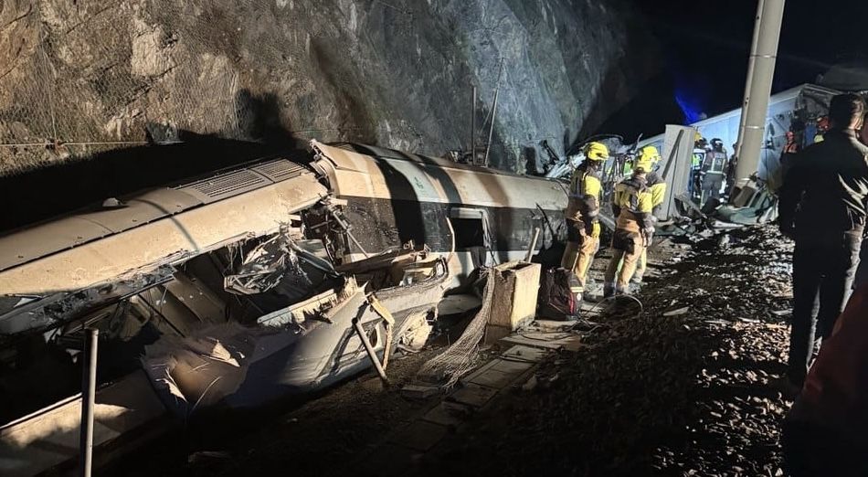 Un vagón, tras el descarrilamiento en Adamuz.