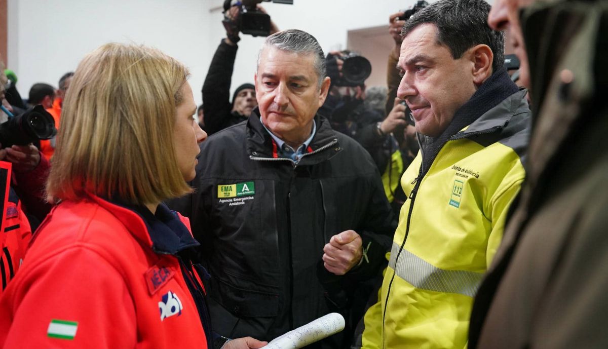 El presidente Juanma Moreno comparece de madrugada en el escenario de una tragedia que ha conmocionado al país. Esta mañana de lunes seguirán los trabajos de búsqueda de posibles nuevas víctimas mortales 4