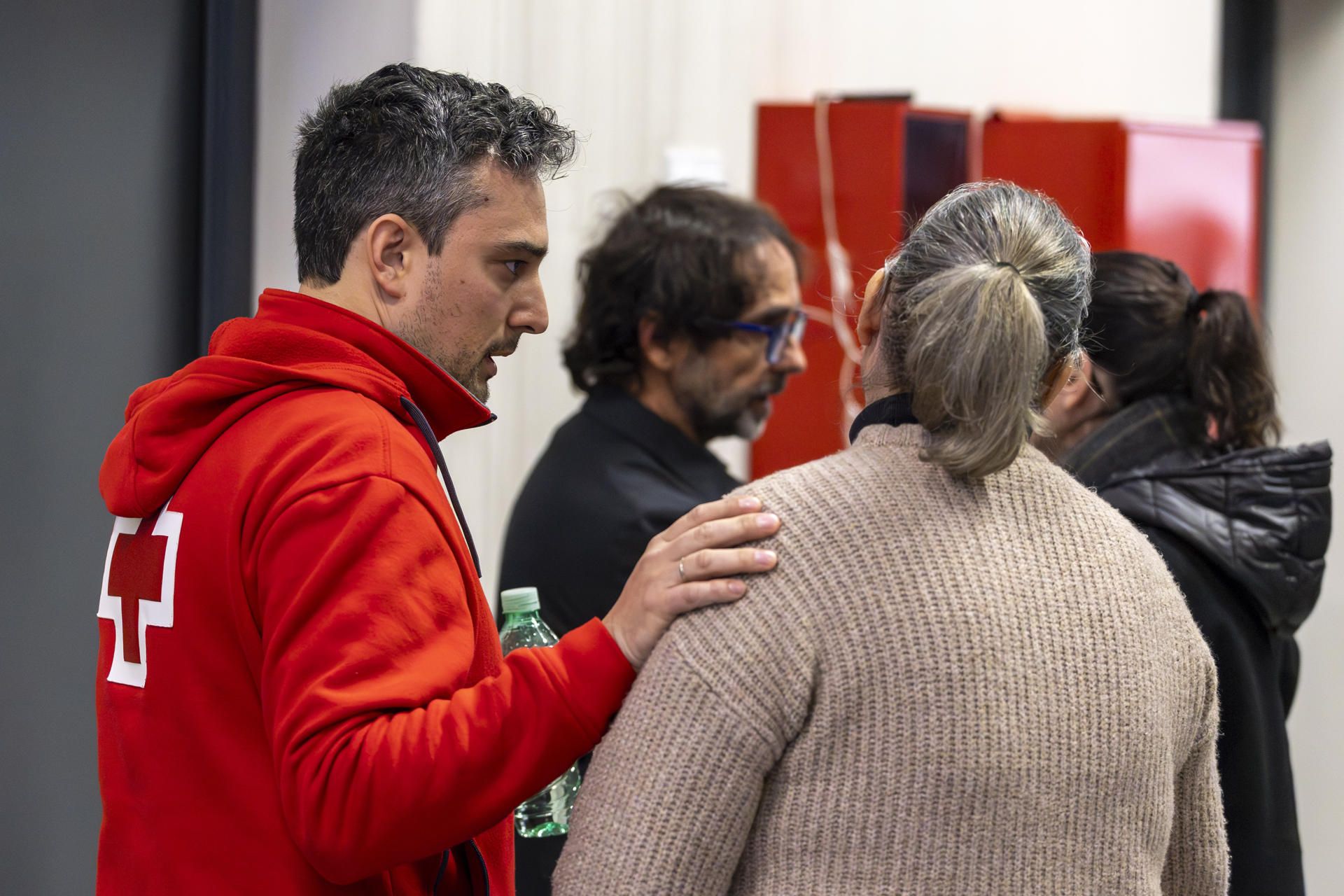 La Cruz Roja está atendiendo a afectados.