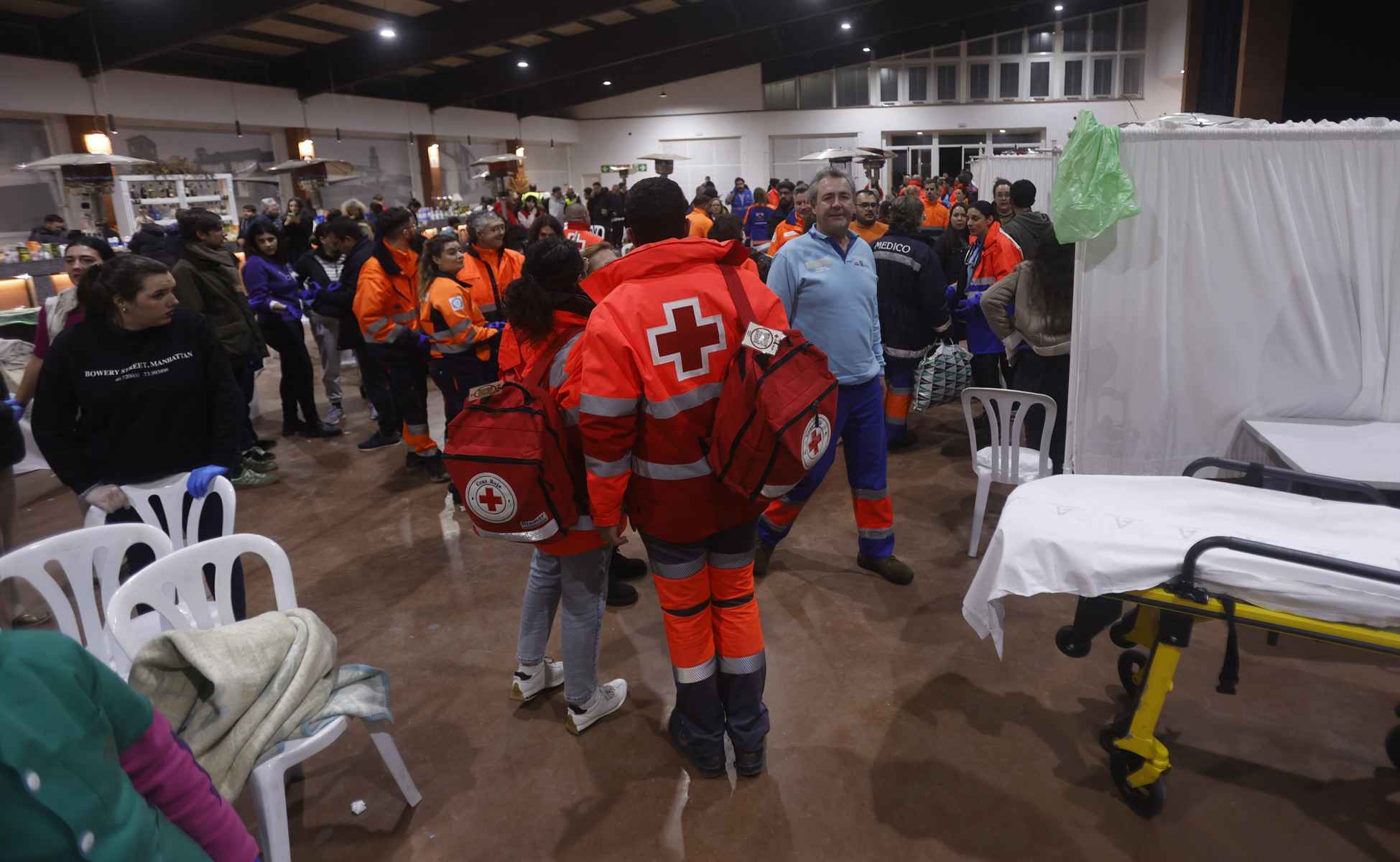 Vecinos de Adamuz y equipos de emergencia, en una noche muy dura en este municipio de la provincia de Córdoba.   EFE/SALAS