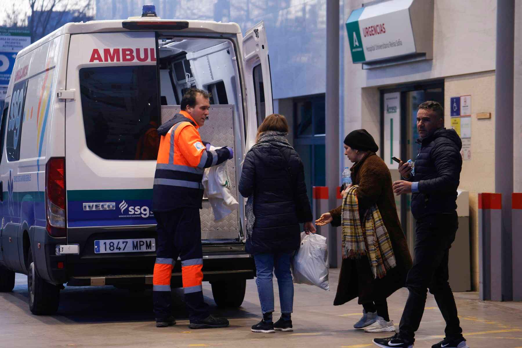 Traslado de heridos tras la tragedia de Adamuz.   EFE/SALAS
