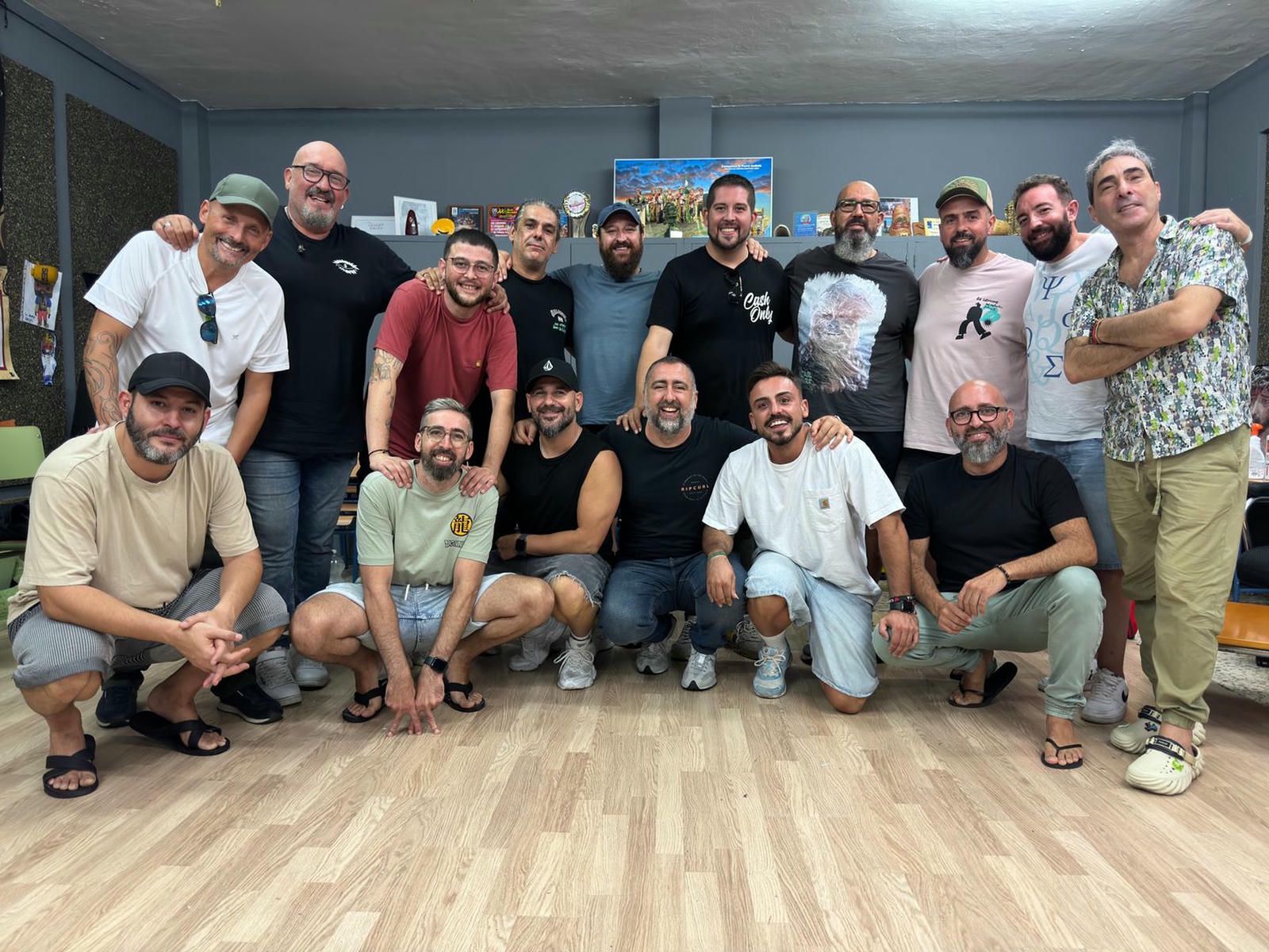 El grupo de Martínez Ares, con Jesús Mota, a la derecha, junto al autor.