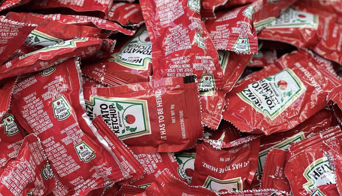 Adiós a los sobrecitos de ketchup y mayonesa, y a las frases en los azucarillos monodosis.