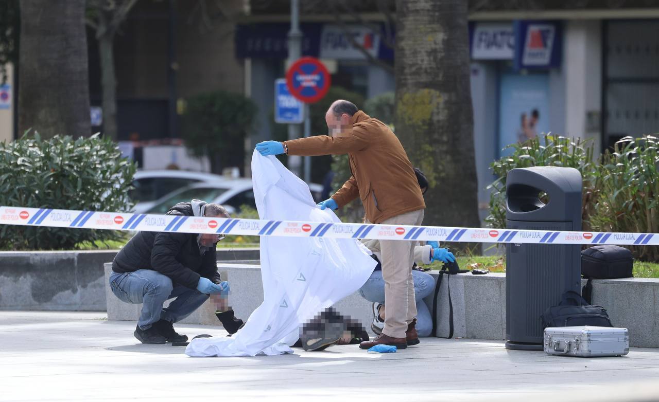 La colocación de la sábana sobre el cuerpo.