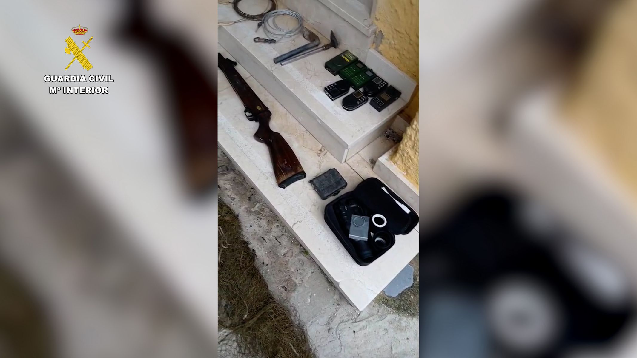 Algunas de las armas y material ilegal incautado por la Guardia Civil en Medina Sidonia.