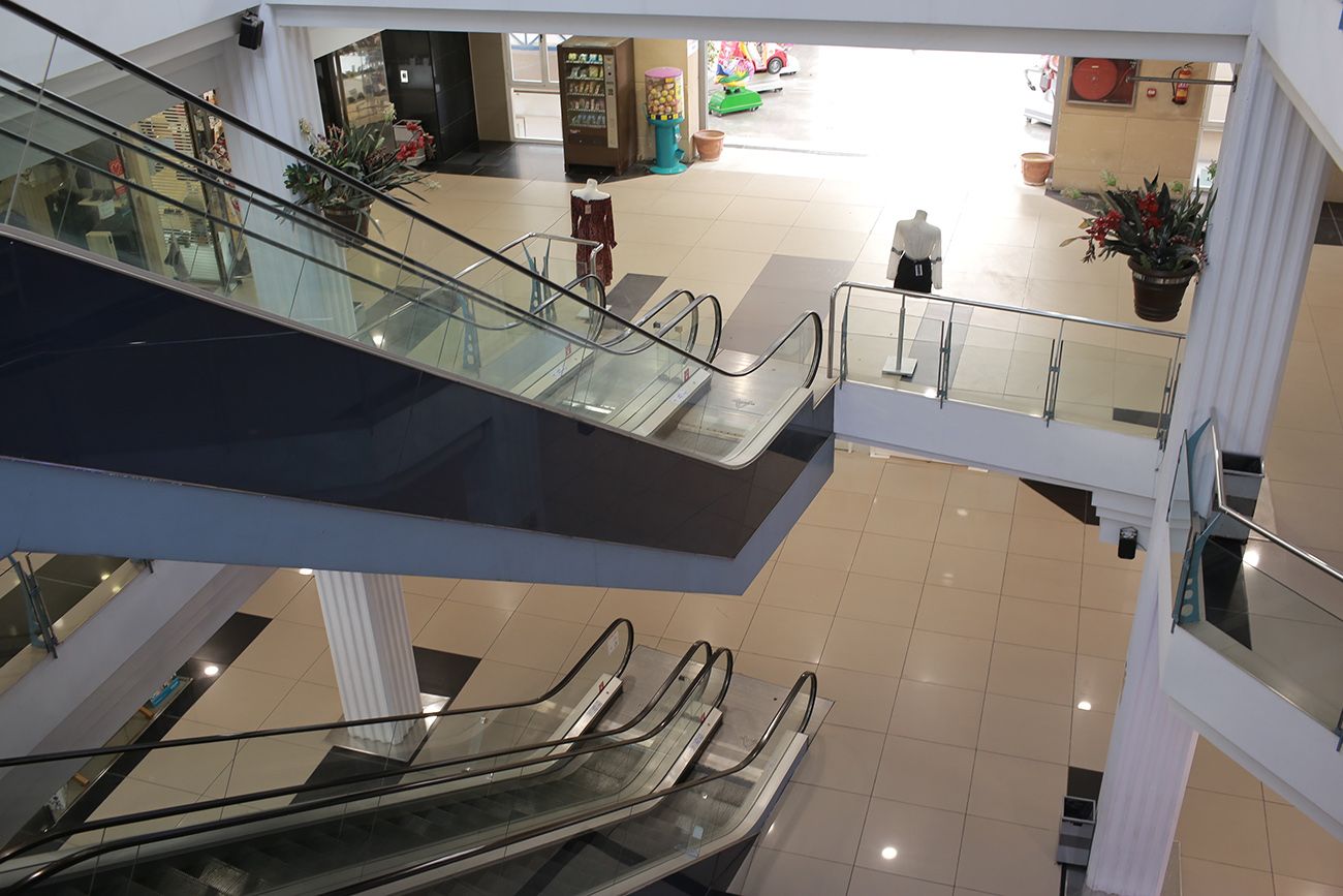 Interiores del centro comercial, huérfano de clientes, en una imagen retrospectiva. FOTO: JUAN CARLOS TORO