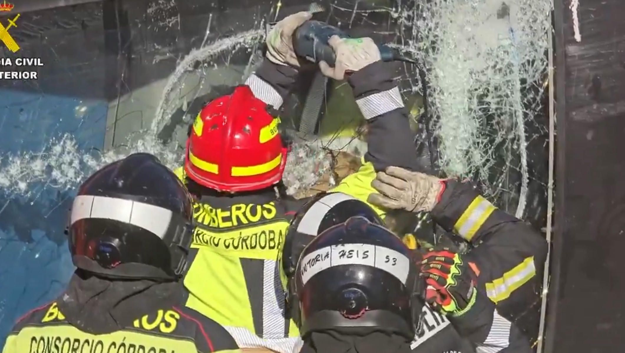 Los bomberos, trabajando en uno de los trenes, este lunes.