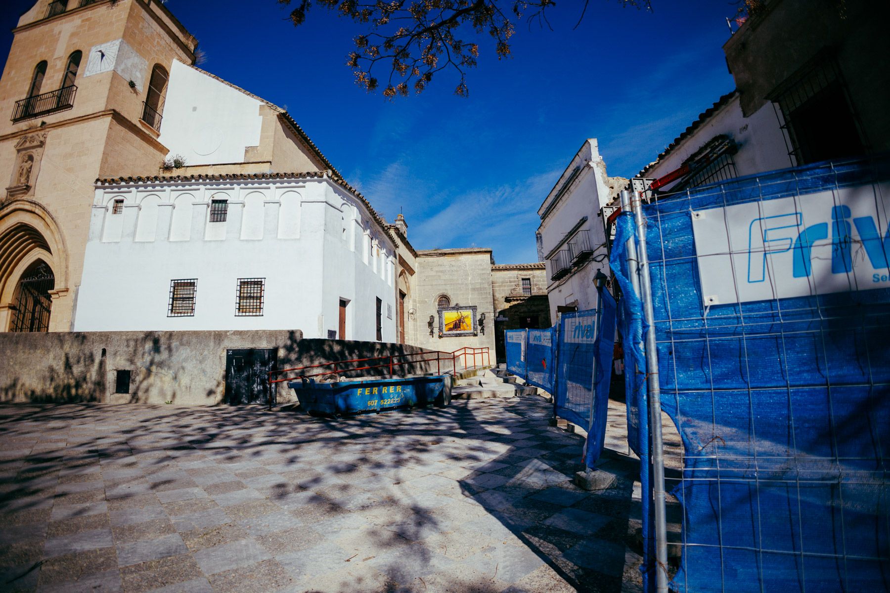 Situación actual del camino de salida de la hermandad en San Lucas, limitado por la obra. 