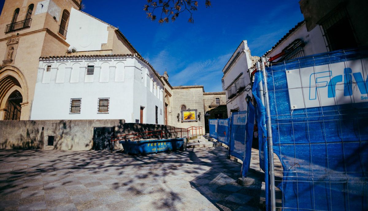 Situación actual del camino de salida de la hermandad en San Lucas, limitado por la obra. 