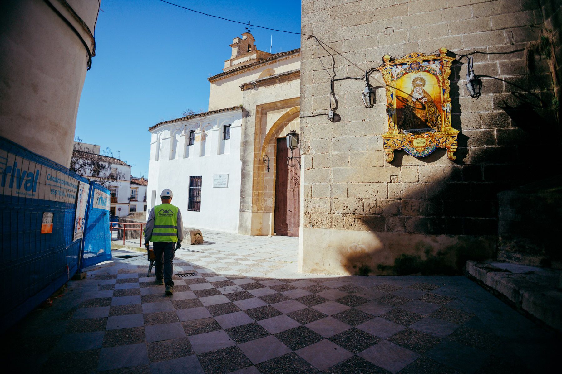 La puerta de salida de los pasos en San Lucas y el escaso espacio que deja la obra para el cortejo. 