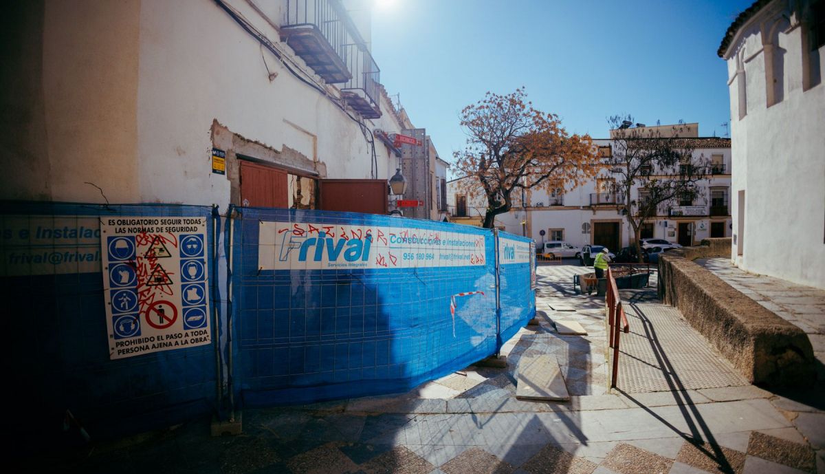 La bajada hacia la plaza tras la salida, casi ocupada por la obra. 