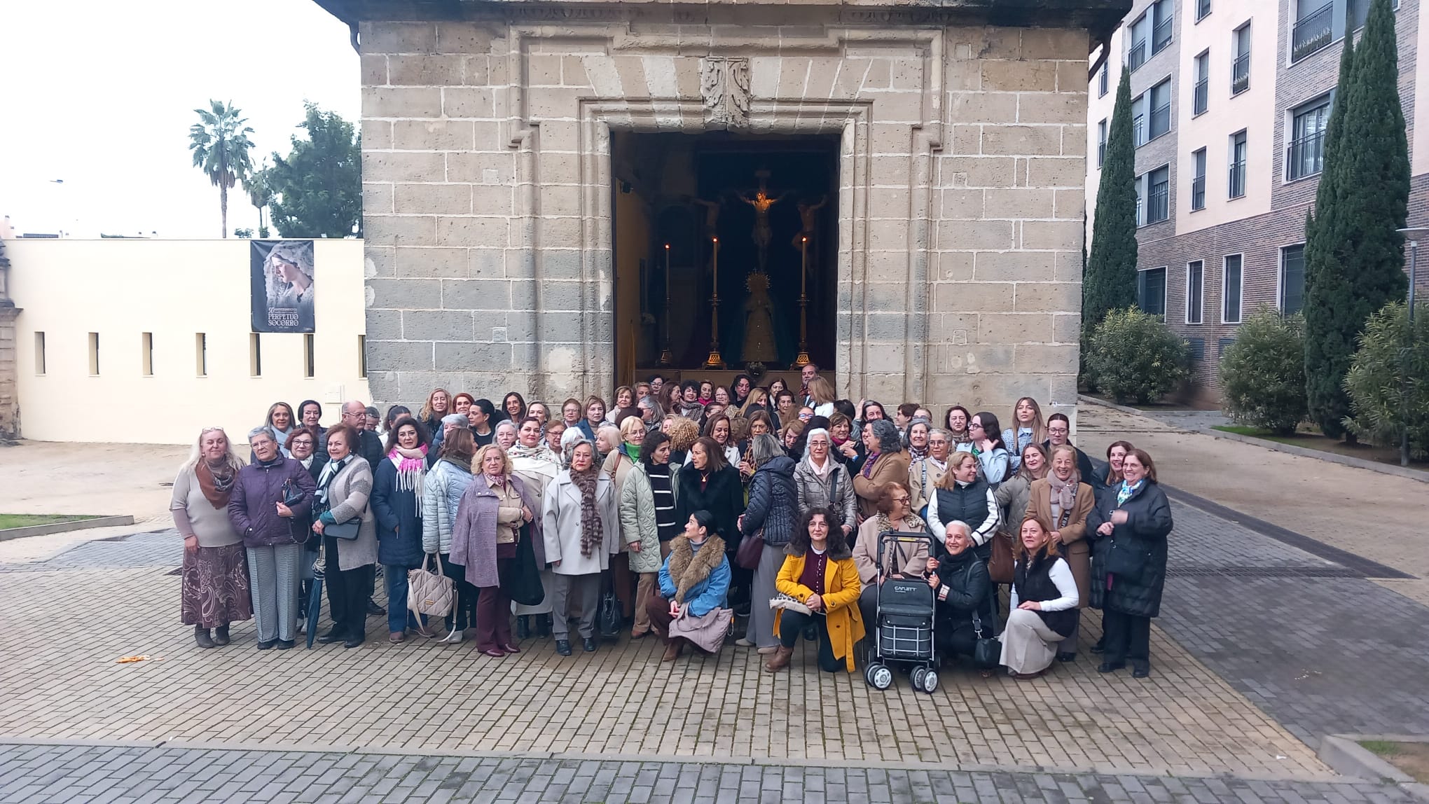 Las asistentes al encuentro posando ante la ermita de Guía.