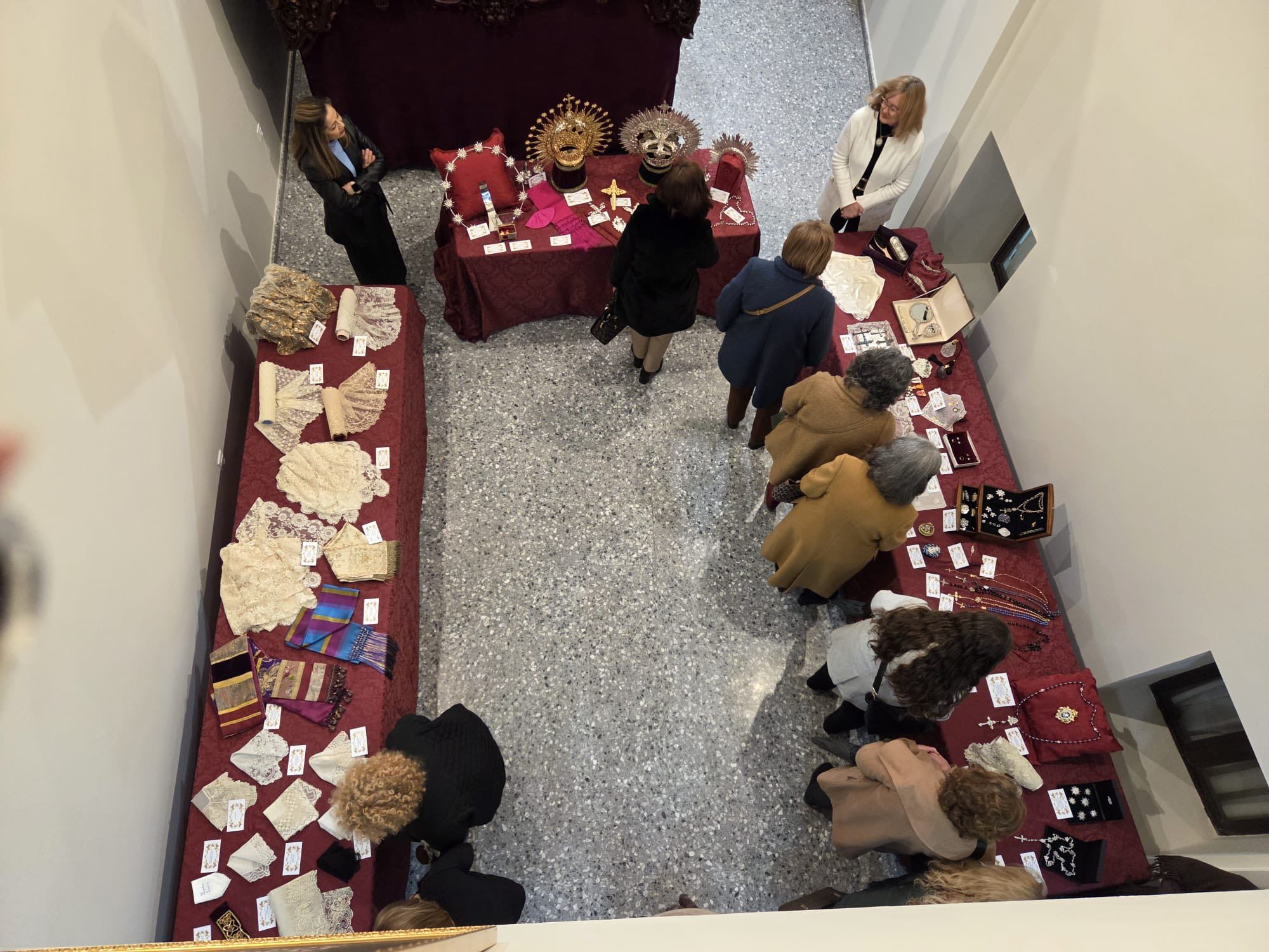 La exposición del ajuar de la Virgen en la casa de hermandad.
