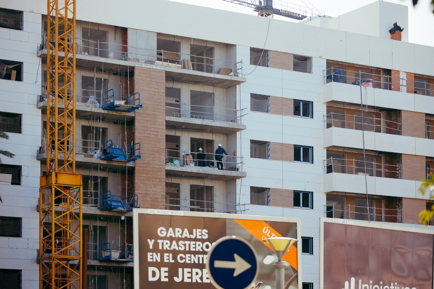 Obras en una promoción de viviendas en el centro de Jerez, estos días. La construcción está siendo clave en el tirón de la creación de empleo. Obras en una promoción de viviendas en el centro de Jerez, estos días. La construcción está siendo clave en el tirón de la creación de empleo.