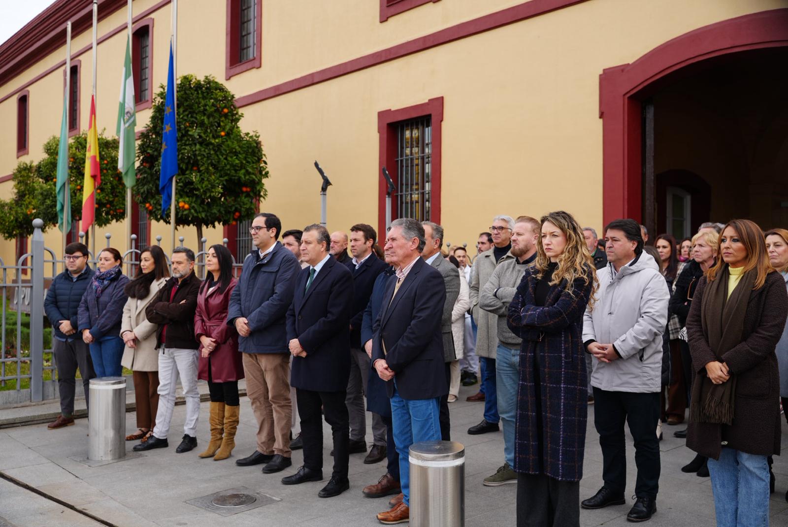 Diputación de Sevilla honra a las víctimas del accidente de tren en Adamuz con un minuto de silencio.