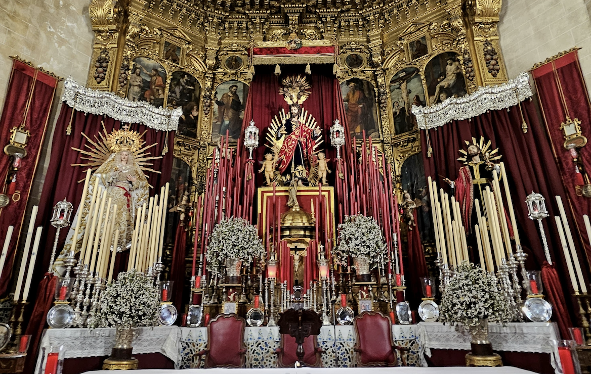 Altar de cultos que la hermandad ha instalado en San Marcos. 