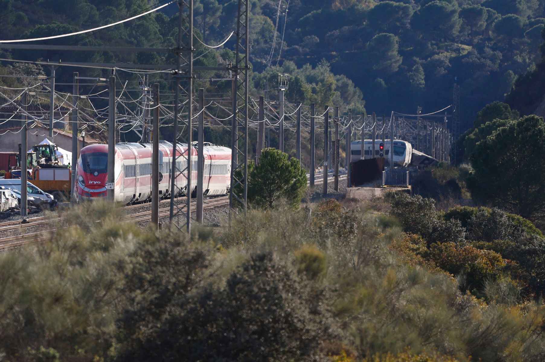 Vista del lugar donde colisionaron los trenes cerca de Adamuz (Córdoba).   FOTO: EFE/JORGE ZAPATA