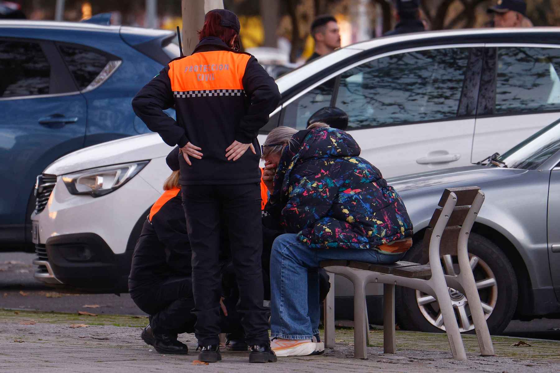 Familiares de algunas de las víctimas son atendidos por miembros de Protección Civil.