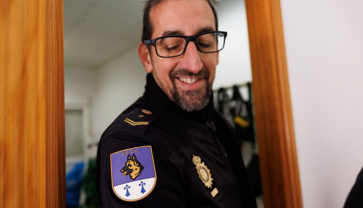 Detalle del escudo que portan los guías caninos en su uniforme.