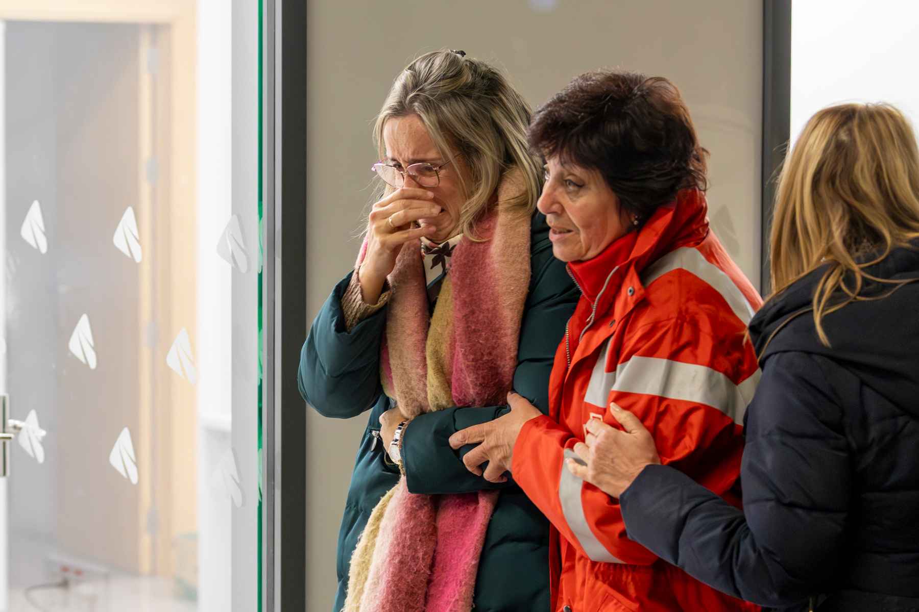 Personal sanitario consolando a familiares de los viajeros de los trenes de Adamuz.